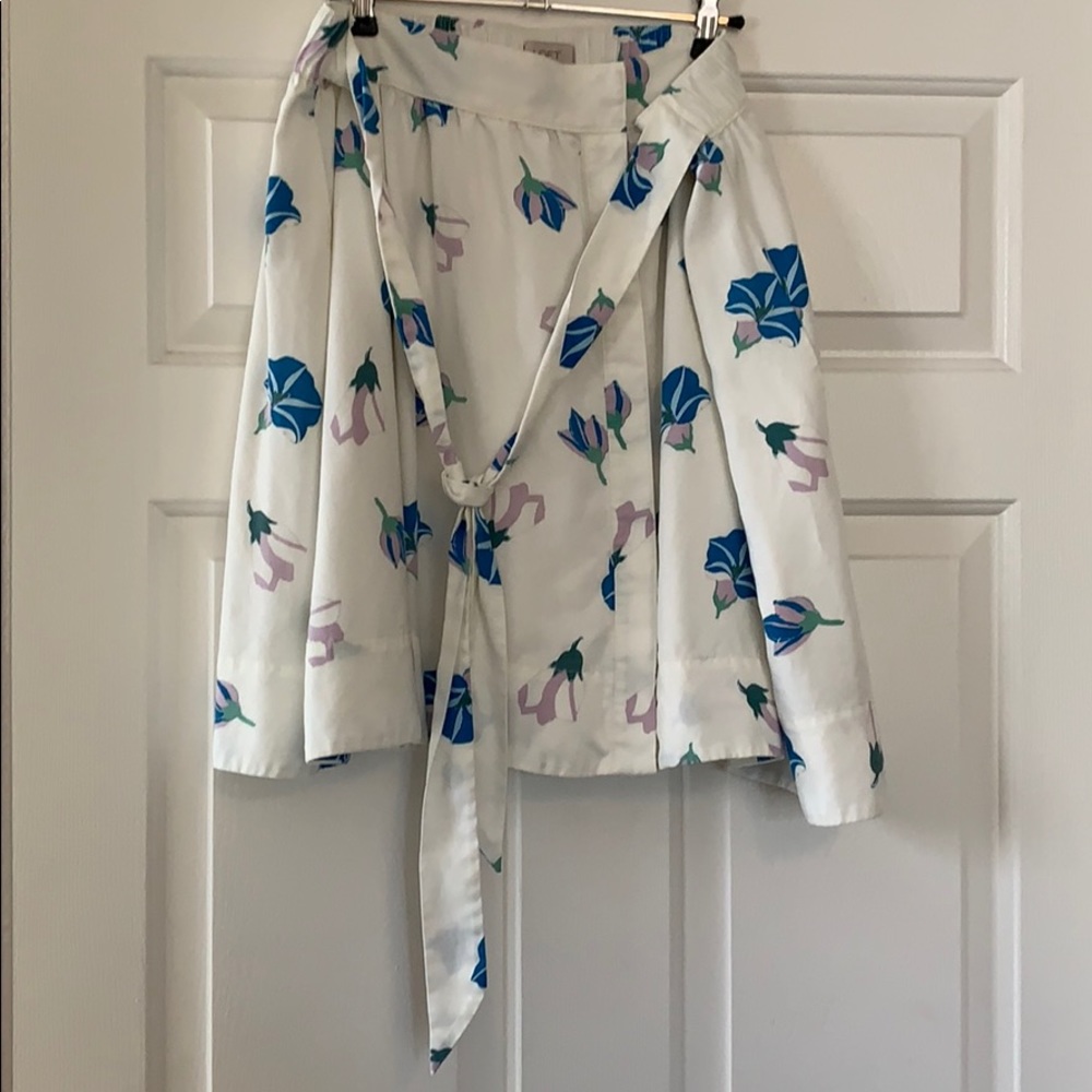 Light, floral loft skirt with tie detail